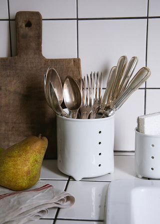 Égouttoir en céramique Alix D. Reynis, au design raffiné et intemporel, présenté par la boutique Coton en Herbe