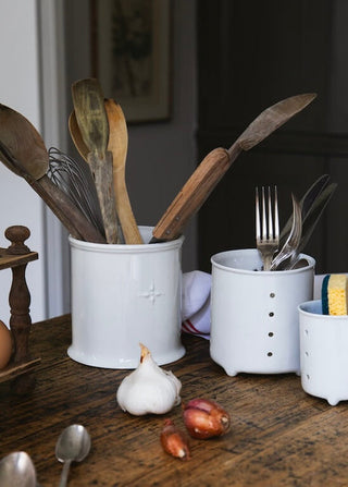 Égouttoir en céramique Alix D. Reynis, au design raffiné et intemporel, présenté par la boutique Coton en Herbe
