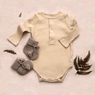 Chaussons bébé taupe Gentil Coquelicot  naissance. Coton en Herbe.