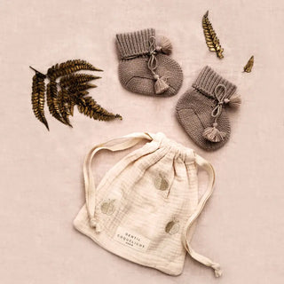 Chaussons bébé taupe Gentil Coquelicot  naissance. Coton en Herbe.