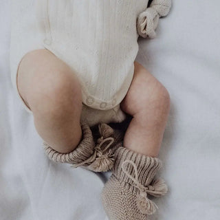Chaussons bébé taupe Gentil Coquelicot  naissance. Coton en Herbe.