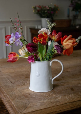 Grand pichet Orion en céramique signé Alix D Reins, disponible chez Coton en Herbe. Vaisselle artisanale élégante pour la décoration et l’art de la table.