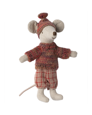 Souris en hiver et sa paire de skis grande soeur Rouge