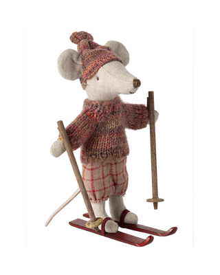 Souris en hiver et sa paire de skis grande soeur Rouge