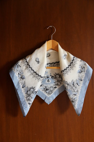 Foulard carré en soie coquelicot ciel