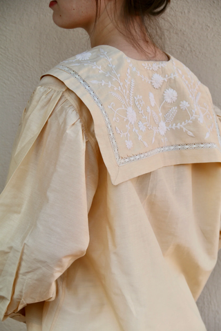 Blouse beurre et col marin brodé