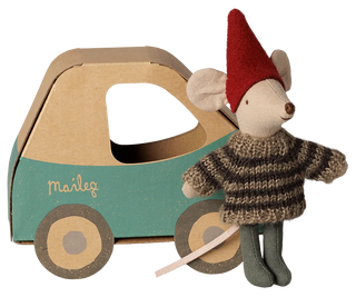 Souris de Noël au volant petit frère
