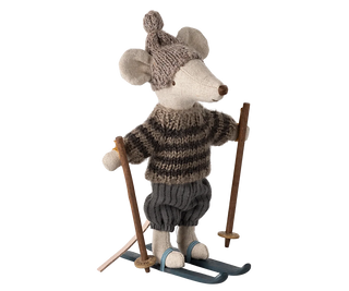 Souris en hiver et sa paire de skis grande frère  gris