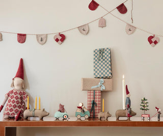Souris de Noël au volant petit frère