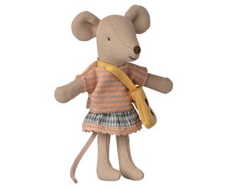 Petite Sœur avec son sac