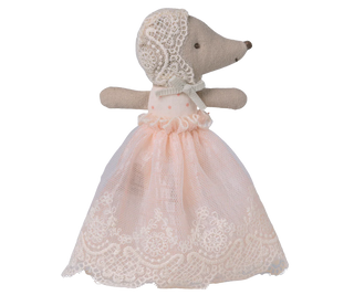Bébé souris en robe
