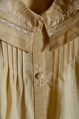 Blouse beurre et col marin brodé