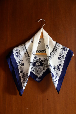 Foulard carré en soie coquelicot marine