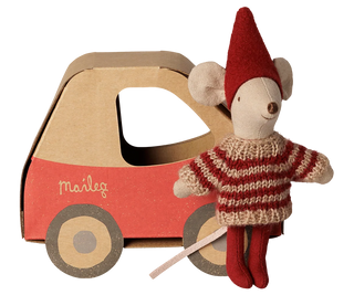 Souris de Noël au volant petite soeur