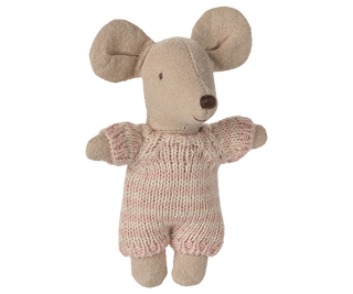Bébé souris Maileg dans son couffin rose, jouet maison de poupée. Disponible chez Coton en Herbe.