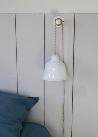 Baladeuse Angkor en porcelaine blanche signée Alix D. Reynis, luminaire artisanal au charme intemporel, disponible chez Coton en Herbe