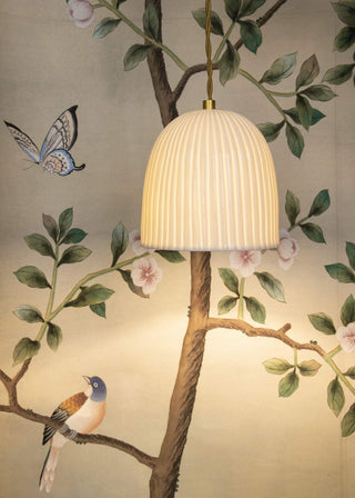 Baladeuse en porcelaine blanche modèle Corinthe signée Alix D. Reynis, luminaire artisanal raffiné proposé par la boutique Coton en Herbe.
