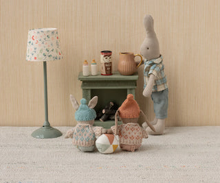 Lapin Hiver Micro Maileg en coloris rose, jouet vendu chez Coton en Herbe.