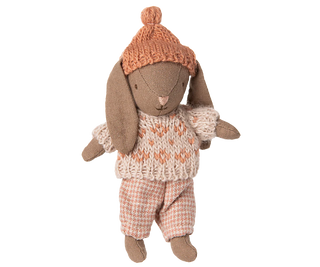 Lapin Hiver Micro Maileg en coloris rose, jouet vendu chez Coton en Herbe.