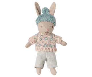 Jouet Lapin Hiver Micro Maileg en coloris sable et menthe, chez Coton en Herbe.
