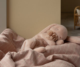 lapin rose peluche maileg couché coton en herbe