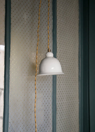 Mini baladeuse Angkor en porcelaine blanche signée Alix D. Reynis, luminaire délicat et artisanal proposé par la boutique Coton en Herbe.