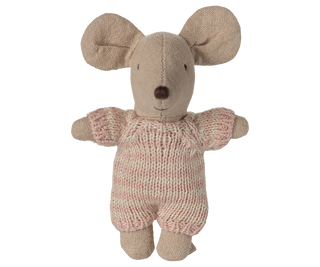 Bébé souris Maileg dans son couffin rose, jouet maison de poupée. Disponible chez Coton en Herbe.
