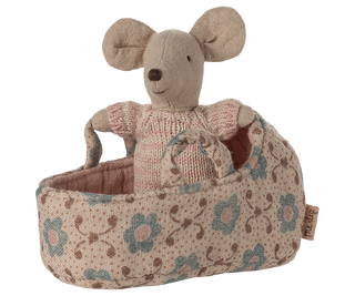 Bébé souris Maileg dans son couffin rose, jouet maison de poupée. Disponible chez Coton en Herbe.