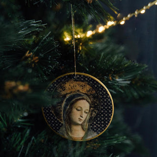 Médaillons La Crèche en métal doré signés Boncoeurs, créations artisanales inspirées de la Nativité, empreintes de lumière et de douceur, proposées par la boutique Coton en Herbe.