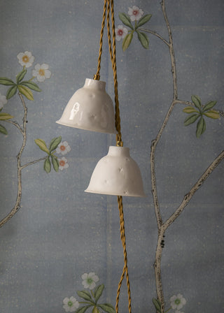 Mini baladeuse en porcelaine blanche Nuit Étoilée signée Alix D. Reynis, luminaire délicat et poétique disponible chez Coton en Herbe.