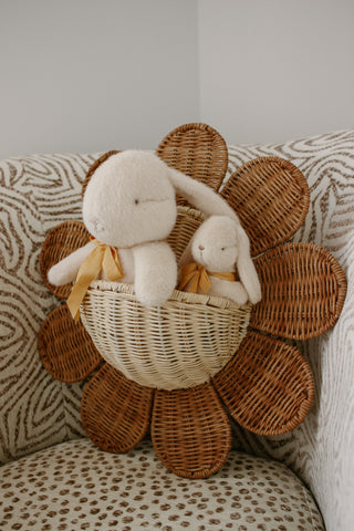 petit lapin maileg avec noeud jaune coton en herbe