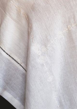 Nappe brodé rectangulaire ou carré signé Alix D.Reynis