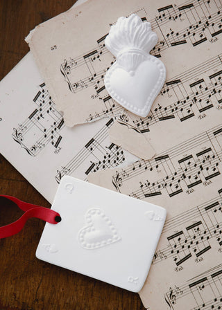 Sculpture à parfumer Palet As de Cœur en porcelaine blanche signée Alix D. Reynis, création élégante et raffinée disponible chez Coton en Herbe.