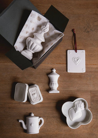 Sculpture à parfumer Palet Cœur en porcelaine blanche signée Alix D. Reynis, création artisanale délicate et romantique proposée par Coton en Herbe.