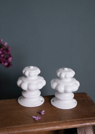 Patère Boule en porcelaine blanche signée Alix D. Reynis, création artisanale élégante et fonctionnelle proposée par la boutique Coton en Herbe.