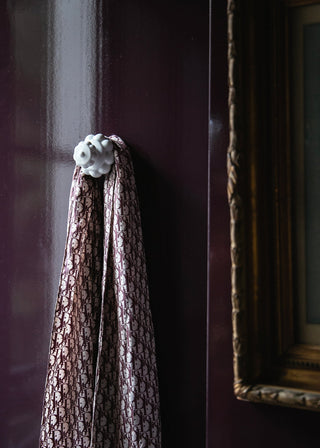 Patère Boule en porcelaine blanche signée Alix D. Reynis, création artisanale élégante et fonctionnelle proposée par la boutique Coton en Herbe.