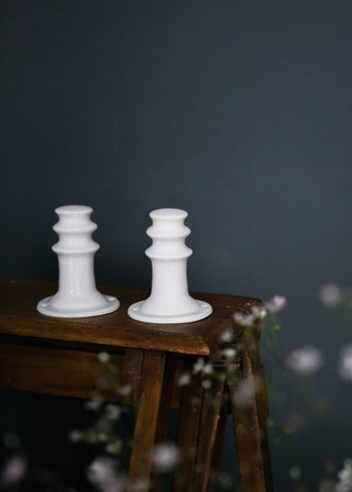 Patère moyenne en porcelaine blanche signée Alix D. Reynis, création artisanale élégante et intemporelle proposée par la boutique Coton en Herbe.