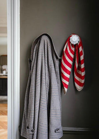 Patère Boule en porcelaine blanche signée Alix D. Reynis, création artisanale élégante et fonctionnelle proposée par la boutique Coton en Herbe.