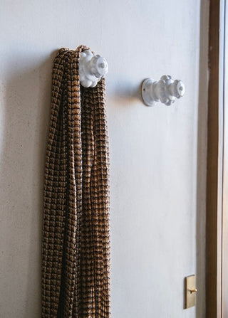 Patère Boule en porcelaine blanche signée Alix D. Reynis, création artisanale élégante et fonctionnelle proposée par la boutique Coton en Herbe.