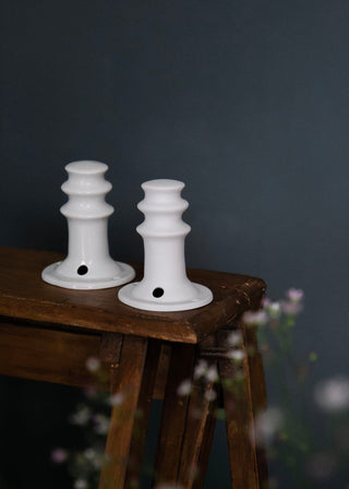 Patère moyenne pour applique en porcelaine blanche signée Alix D. Reynis, accessoire mural artisanal et élégant proposé par la boutique Coton en Herbe.