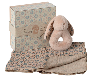 Coffret hochet lapin menthe Maileg, avec lange en coton doux et boite cadeau, parfait pour une naissance ou un cadeau 0–12 mois. Coton en Herbe.