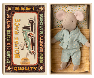 Petit frère souris dans sa boîte assortie jouet Maileg maison de poupée chez Coton en Herbe