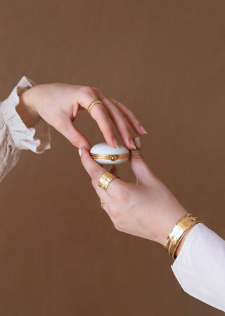 Pilulier en porcelaine de Limoges serti laiton, signé Alix D. Reynis, conçu pour accueillir des recharges d’onguent. Coton en Herbe