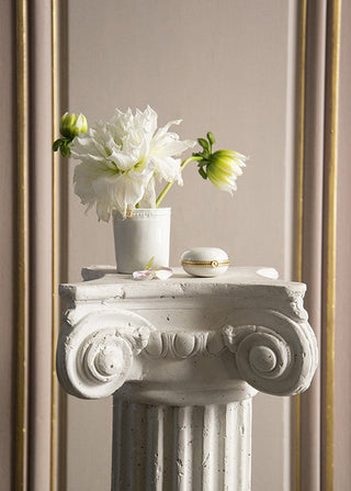 Pilulier en porcelaine de Limoges serti laiton, signé Alix D. Reynis, conçu pour accueillir des recharges d’onguent. Coton en Herbe