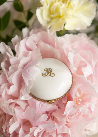 Pilulier en porcelaine de Limoges serti laiton, signé Alix D. Reynis, conçu pour accueillir des recharges d’onguent. Coton en Herbe