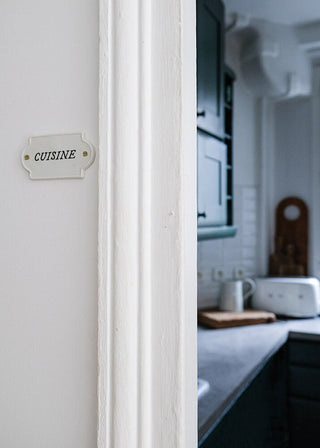 Plaques émaillées décoratives signées Alix D. Reynis, présentées par la boutique Coton en Herbe.
