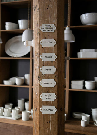 Plaques émaillées décoratives signées Alix D. Reynis, présentées par la boutique Coton en Herbe.