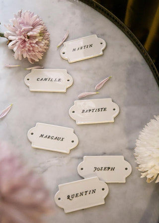 Plaques émaillées décoratives signées Alix D. Reynis, présentées par la boutique Coton en Herbe.