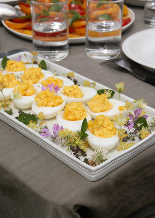 Plat à cake de présentation Louis XVI en porcelaine blanche, Boutique Coton en Herbe