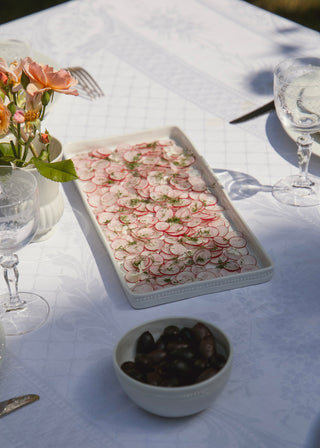 Plat à cake de présentation Louis XVI en porcelaine blanche, Boutique Coton en Herbe Saint Paul de Vence